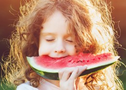 开心吃西瓜的人物特写图片