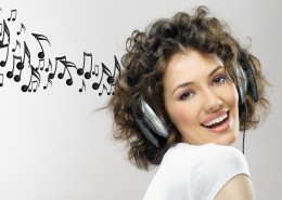 用耳机听音乐的时尚青年图片