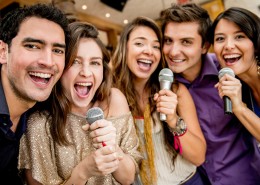 一起KTV唱歌的时尚青年图片