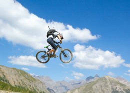 骑越野自行车的人图片