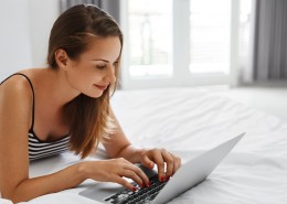 床上笔记本电脑工作的美女图片