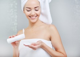 披着浴巾护肤化妆的美女图片