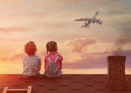 可爱儿童在屋顶的幻想图片