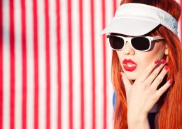 带墨镜的时尚女孩图片