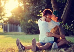 情侣浪漫亲吻图片