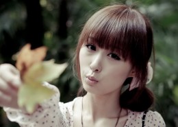 萌哒哒的齐刘海美女图片