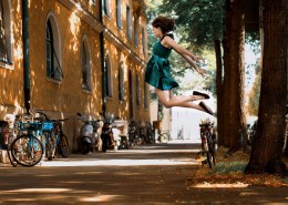 人物激动地跳跃图片