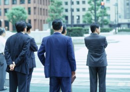 等待过马路的人图片