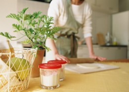 女性室内忙碌做饭图片