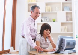 老人和电脑图片