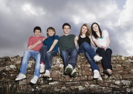 少年欢乐郊游图片