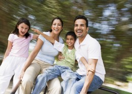 中东家庭户外休闲图片