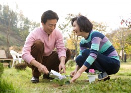 中年夫妇户外休闲图片