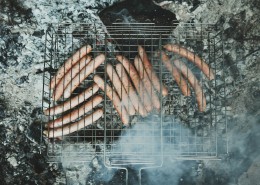 正在烤制的香肠图片