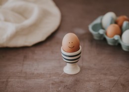 椭圆形的生鸡蛋图片