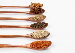 勺子上的各种调味料图片