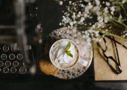 打字机旁的咖啡图片