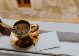 放在窗口的咖啡图片