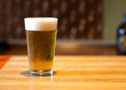 玻璃杯中的啤酒图片大全