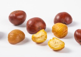 去壳金黄的板栗肉图片