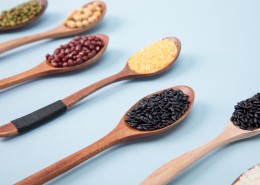 木勺子上的五谷杂粮图片