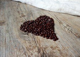 摆放成心形图案的咖啡豆图片
