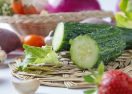 绿色新鲜的黄瓜图片