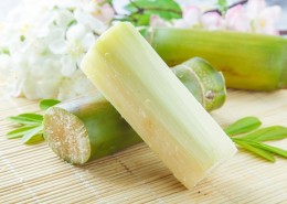 切段削皮的甘蔗图片