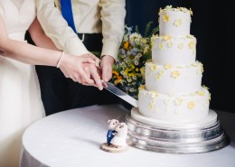 美味的三层蛋糕图片