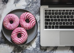 香甜可口的甜甜圈图片