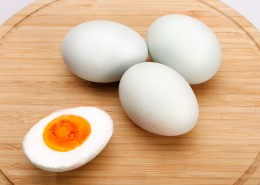 冒油好吃的咸鸭蛋图片