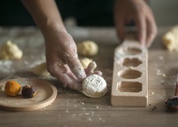 中秋节制作手工月饼图片