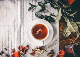 装满茶水的杯子图片