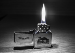 打着的打火机图片