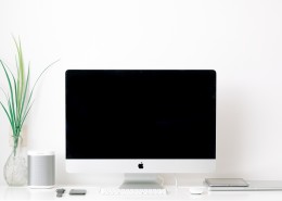 书桌上的iMac的图片