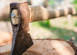 砍在木头上的斧头图片