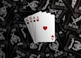 桌子上的扑克牌图片