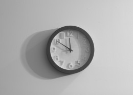 挂在墙壁上的时钟图片