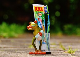 各种各样的牙刷和牙膏图片