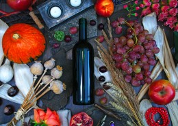 桌子上的酒瓶图片