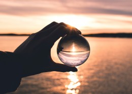 手拿透明玻璃球的图片大全