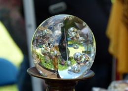 光滑透明的水晶球图片