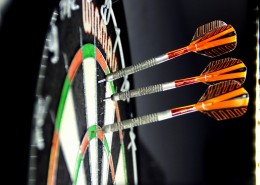 飞镖与飞镖盘图片