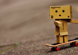 滑板上的纸箱人图片