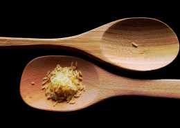 放着调料的木勺图片