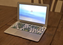 放在桌上的笔记本电脑图片