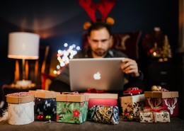 收到圣诞节礼物的男人图片