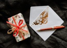 圣诞礼物和贺卡的图片