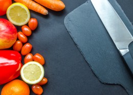 水果刀和各种蔬菜水果摆放一起图片