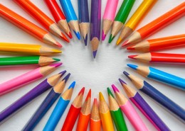 五颜六色的彩笔图片